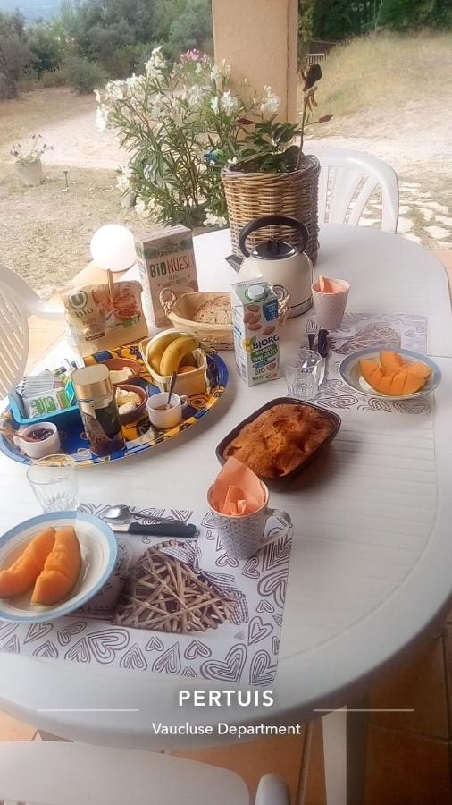 Bed and Breakfast Les Cigales Villelaure Exterior foto